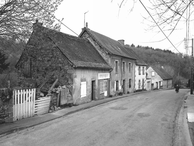 17, 19, 21 rue de la Maison Rouge. Maisons de faubourg (AI 310, 309, 29). Vue d'ensemble d'une enfilade de trois maisons, l'une en rez-de-chaussée (groupe A) et les deux autres, à un étage carré, la première à trois travées (groupe E1) et la deuxième, à deux travées (groupe B4).