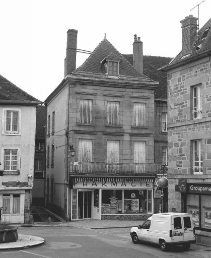 1 Grande Rue ; rue des Tours de l'Horloge. Maison (AL 58).(Groupe D2). Cette maison de type urbain, bâtie sur un parcellaire médiéval, à deux étages carrés, avec mur de croupe en façade, percé de trois travées et plaqué à la fin du 19e siècle, a perdu sa tour d'escalier latérale en demi-hors-oeuvre donnant sur la rue des Tours de l'Horloge et visible encore sur un plan de 1845 (cf. doc. 3).