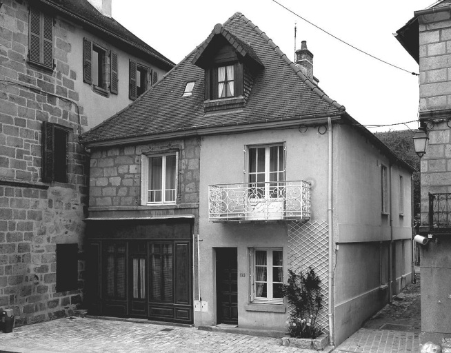 21, 23 Grande Rue. Maison (AM 25). Maison, probablement, initialement de type urbain, à deux étages carrés et mur pignon en façade (groupe D2) ; l'étage carré supérieur a été démoli et la croupe en façade résulte du remaniement de la toiture.