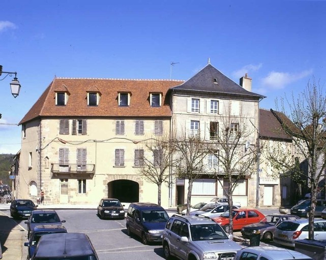 Maisons : 10 et 12 place Courtaud. Vue d'ensemble de leurs élévations antérieures après les travaux de restauration concernant l'aménagement de la médiathèque.