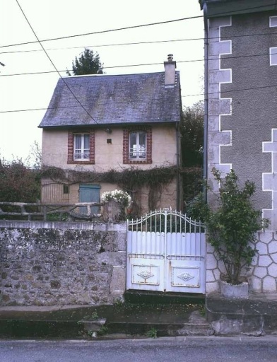 12 rue de la Maison Rouge. Maison (cadastre numérisé, version initiale AI 54). Vue de la clôture du jardin traitée en rocaille et agrémentée d'un pot à fleur exécuté dans le même matériau.