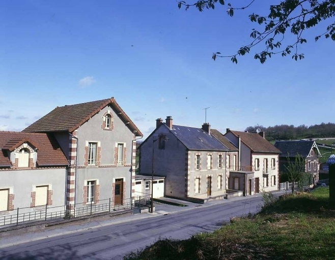 Route d'Aubusson. Vue d'ensemble de maisons de type villas, construites au début du 20e siècle et présentant chacune un décor en brique au niveau des encadrements de baies et des chaînages d'angle. (Groupe E3).