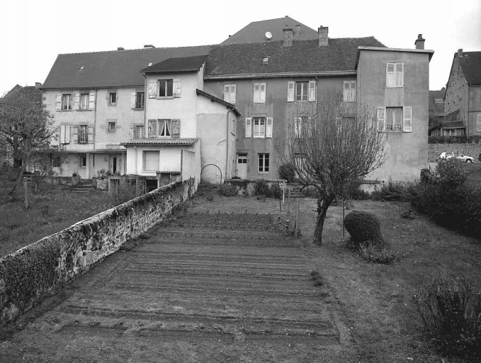 Vue d'ensemble de l' élévation postérieure donnant sur le jardin.