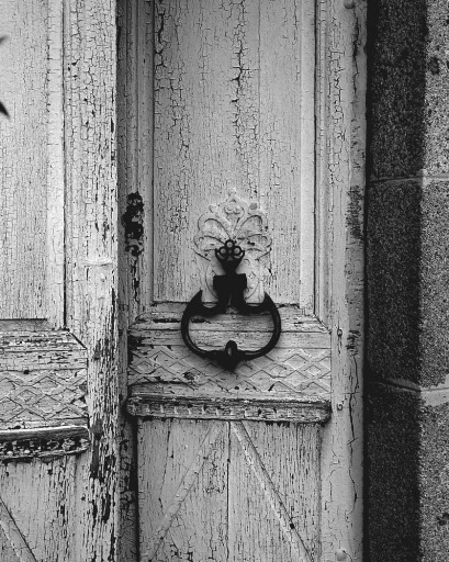 Elévation postérieure donnant sur le jardin. Porte donnant accès à l'étage de soubassement, vue de détail du heurtoir.