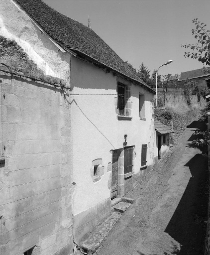 7 Rue Pelleterie. Maison de faubourg (AK 291). (Groupe B1). Maison antérieure au 18e siècle ; cette maison à un étage carré et un étage de comble présente une élévation antérieure non ordonnancée.