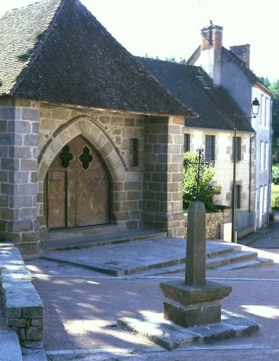 Quartier de Beaumont, rue de Beaumont. Vue d'ensemble d'une croix en métal avec fût et socle en granite.