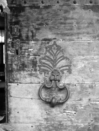 Elévation postérieure donnant sur le jardin. Porte, détail du heurtoir.