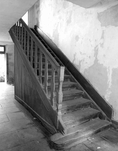 Intérieur. Vue d'ensemble de l'escalier menant à l'étage.