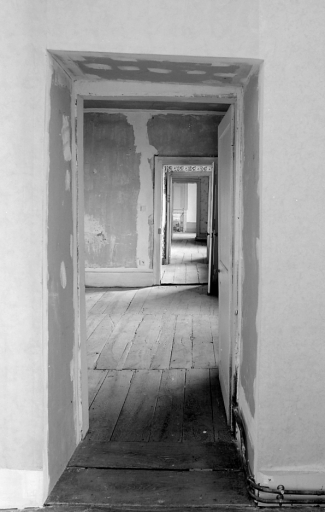 Premier étage. Vue, depuis le couloir, de l'enfilade des pièces donnant sur le jardin.