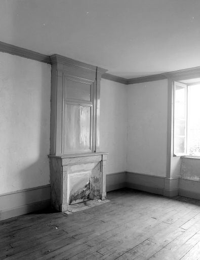 Premier étage. Vue partielle de la pièce sud-est donnant sur le jardin et de sa cheminée avec trumeau.