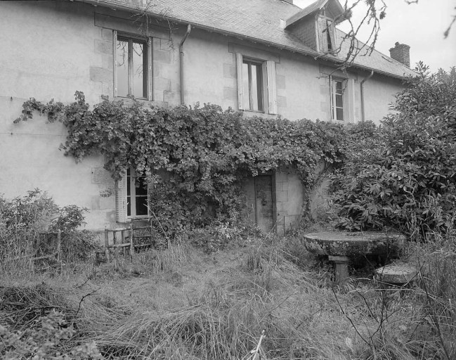 Vue partielle de l'élévation sud donnant sur le jardin.