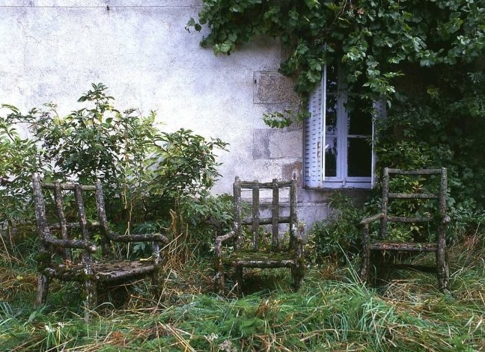 Jardin. Vue de trois fauteuil exécutés en ciment armé.