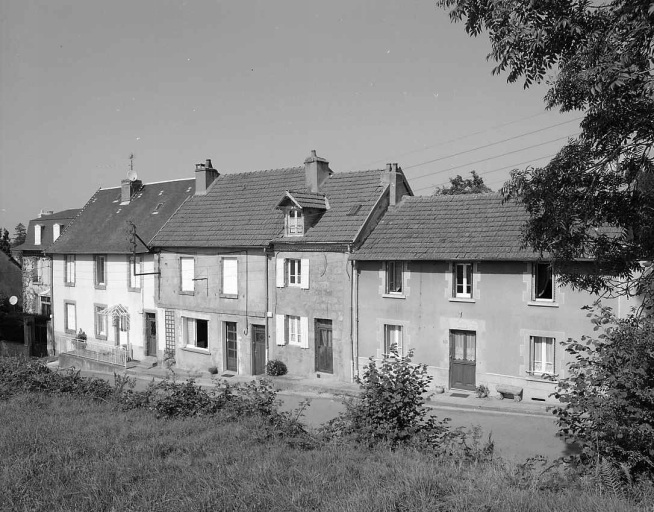 55, 57, 59 Rue de Chanteloube. Maisons (AM 297, 289, 287, 288). Vue de quatre maisons de faubourg situées en enfilade ; deux d'entre elles (n° 57 sud et nord, situées à droite de la photographie) sont datées '1813 et 1823 (dates inscrites sur le linteau de porte) ; les deux autres sont caractérisées par la présence de deux portes d'entrée (aménagement assurant l'indépendance entre le rez-de-chaussée et le premier étage).