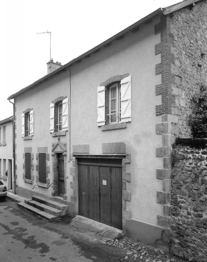 8 rue des Ecoles. Maison (AK 175). Maison probablement rehaussée d'un étage ; la porte d'entrée est ornée d'un décor probablement réemployé (pilastres et fronton triangulaire).