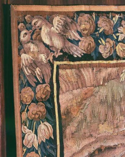 Détail de la bordure, angle supérieur gauche : oiseaux et fleurs.