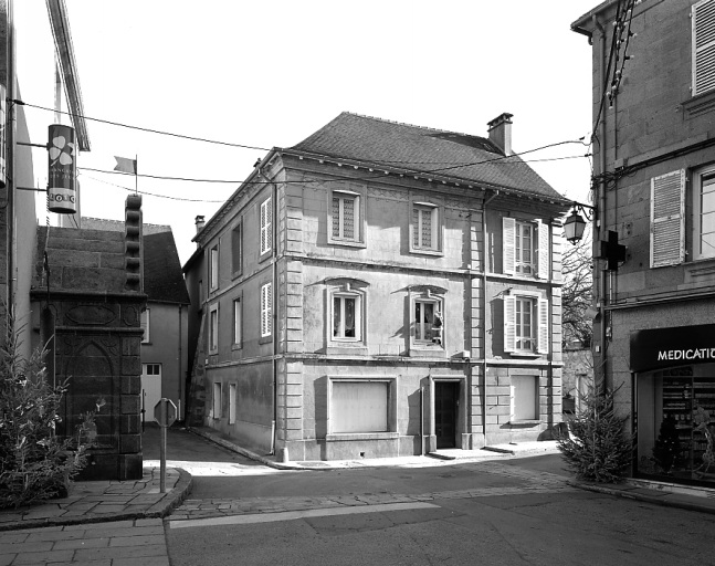 Hôtel de voyageurs : 1 rue de Chanteloube. Cet hôtel était encore en activité en 1953 ; Il s'agirait peut-être de l'ancien Hôtel Veuve Lecante. Cadastre 2003 AM 385. Vue d'ensemble depuis la rue Grancher.