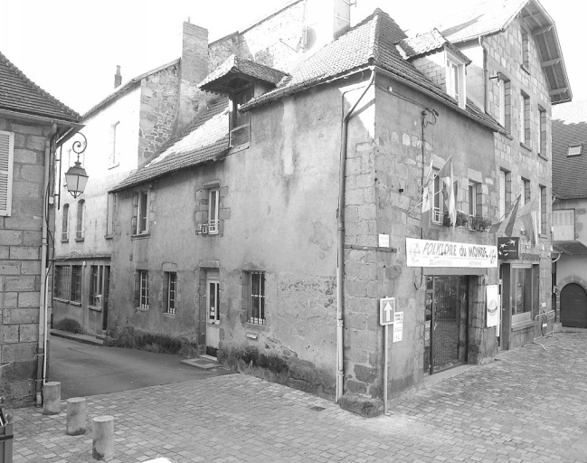 Rue du Clocher, 2 petite rue du Clocher. Maison (cadastre AL 35). Vue d'ensemble de deux maisons aujourd'hui réunies et dont la partie supérieure du mur sud, à droite de la lucarne, semble être traité en torchis et pans de bois.