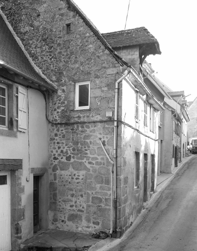 11 rue de Chanteloube. Maison (AM 341).(groupe B5). Vue partielle montrant dans l'élévation latérale une porte avec linteau en accolade, aujourd'hui murée.