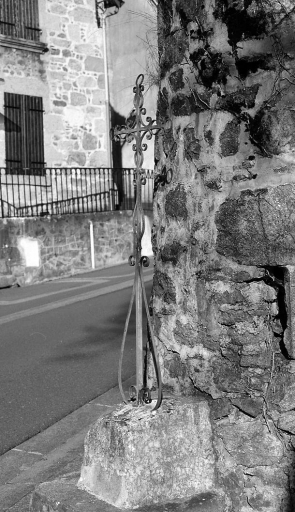 Rue Sainte-Espérance. Vue d'ensemble d'une croix.