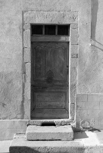 36 Rue Sainte-Espérance. Maison (cadastre AL 417). Vue de la porte de l'élévation antérieure dont le linteau porte la date et le monogramme gravés : 'E 1808 D' et dont le vantail, orné de moulures chantournées et d'un décor de fleur, a conservé son vieil heurtoir.