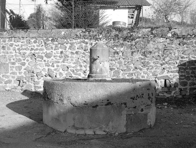 Angle rue de Beaumont et rue des Granges. Vue d'une fontaine.