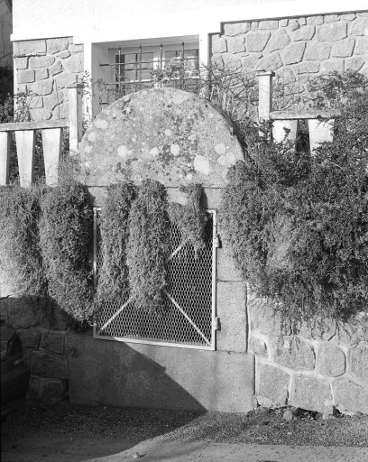 Rue Coudert. Vue d'une fontaine intégrée dans un mur et visible à droite de la maison située au n° 29.