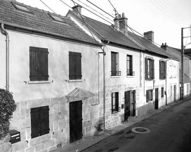 1 à 9 Rue du Bouquet. Maisons de faubourg (AM 155, 156, 155, 154, 153). (Groupe B4). Enfilade de maisons qui probablement, initialement, comprenaient seulement un rez-de-chaussée, surmonté de l'étage des combles ; l'étage carré a été construit ultérieurement.