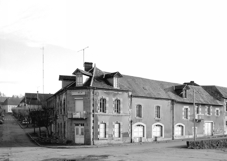 Hôtel de voyageurs : 5 Avenue de la Gare, rue de la Passerelle. Cet hôtel de voyageurs dit hôtel de la Gare (AI 106) est aujourd'hui fermé. Vue d'ensemble depuis la gare.