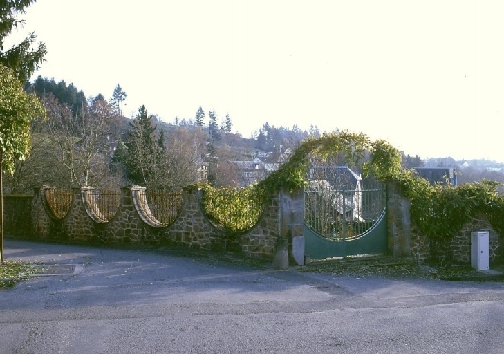 41 rue de Beaumont. Maison (AM 226, 128, 158). Vue de la grille de clôture du jardin et du portail réalisés dans le style des années 1930.