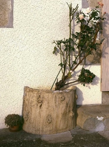 31 Rue de Beaumont. Maison (cadastre AK 234). Vue d'une jardinière ornant le seuil de la porte d'entrée et réalisée en rocaille.