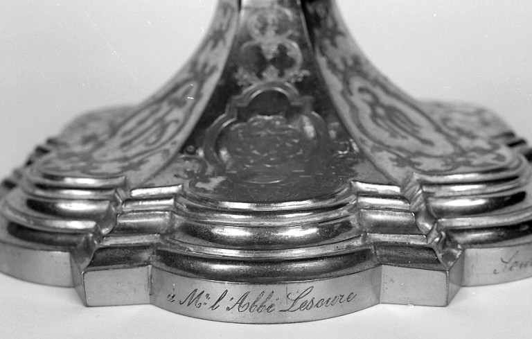 Détail de l'inscription sur le pied du calice. - (c) Région Nouvelle-Aquitaine, Inventaire général du patrimoine culturel