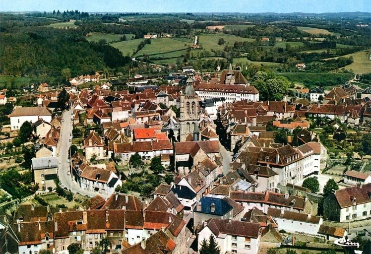 Vue aérienne prise depuis le sud et montrant la partie intra-muros de la ville.