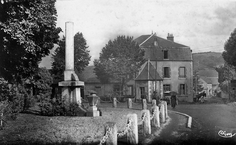 Avenue de la Gare. Vue du carrefour de l'avenue et de la place actuelle Charles-de-Gaulle. Sur cette vue sont visibles le monument aux morts, le poids public et une maison bien remaniée, aujourd'hui, située à l'angle de la route d'Aubusson et de l'avenue de la Gare.