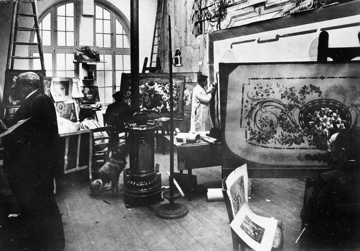 Carte postale éditée entre 1910 et 1920, montrant l'intérieur de l'atelier de cartonniers, construit en 1904.
