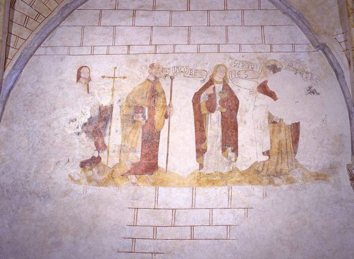 Choeur, mur nord, ensemble de quatre apôtres : le premier non identifié, saint Jacques, saint Jean, saint Pierre. Vue après restauration.