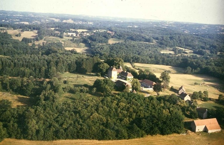 Vue partielle, depuis l'ouest, du site d'Arfeuille (château et ferme).