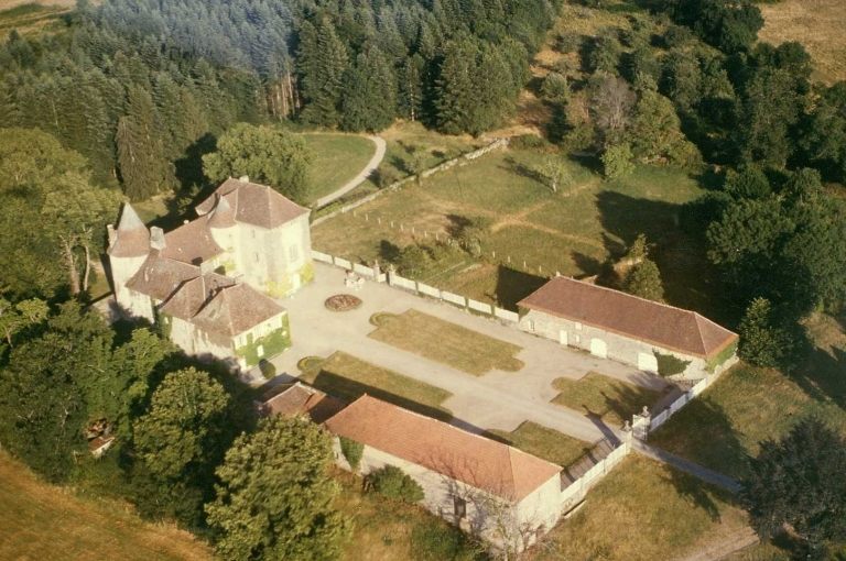 Vue aérienne, depuis le nord-ouest du château et des bâtiments disposés autour du jardin régulier.