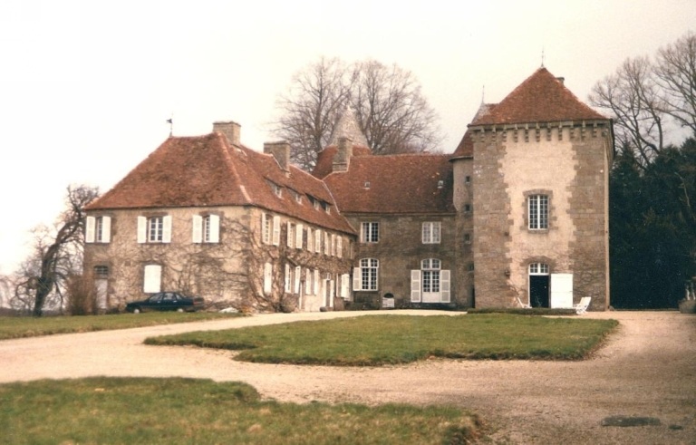 Vue d'ensemble des différents corps de bâtiments constituant le château (donjon avec tour d'escalier, au sud, corps de logis central est, accompagné d'une tour circulaire dans l'angle nord, corps de logis latéral nord formant aile en retour).