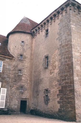 Vue partielle montrant l'élévation nord du donjon et la tour d'escalier en demi hors-oeuvre qui le dessert.