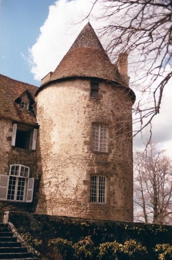 Tour d'angle nord accolé au corps de logis central. Vue prise depuis l'est.