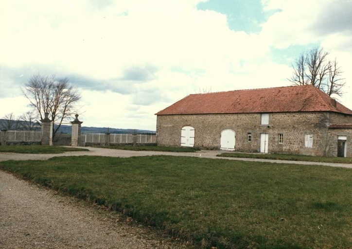 Bâtiment situé au nord du jardin régulier et abritant une grange, une étable et un logement. Vue prise depuis le sud.