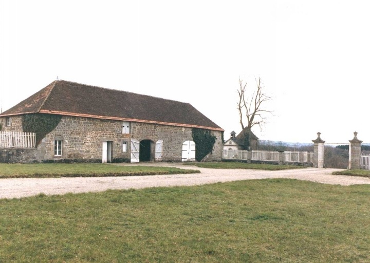 Bâtiment situé au sud du jardin régulier et abritant une grange, une étable, une écurie et une remise.