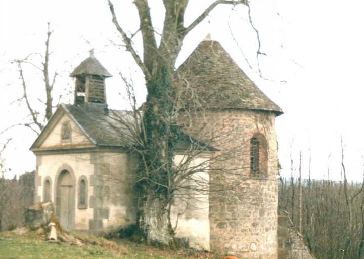 Colombier transformé en chapelle au 19e siècle. Vue d'ensemble depuis le nord-ouest.