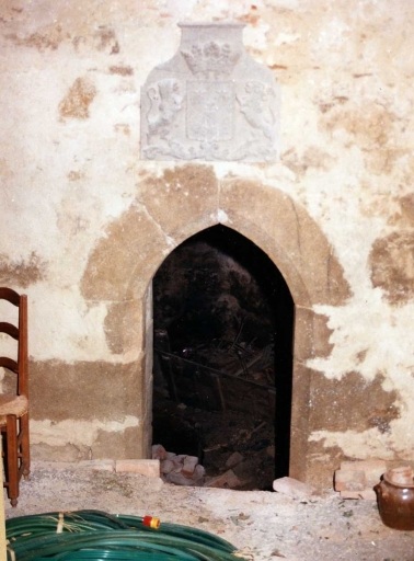 Donjon, rez-de-chaussée. Porte en arc brisé donnant accès à la chapelle.