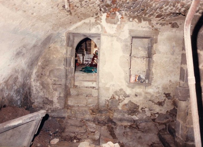 Donjon, rez-de-chaussée. Vue partielle de la chapelle située légèrement en contrebas du niveau du rez-de-chaussée.