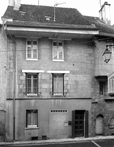 4 bis rue des Tours-de-l'Horloge ; 4 route d'Aubusson. Maison (AM 453). (Groupe D1). Maison de type urbain, à deux étages carrés, bâtie sur une parcelle médiévale relativement étroite ; son élévation à deux travées légèrement décentrée, présente une travée latérale aveugle qui a pu être percée d'une petite baie éclairant la cage d'escalier.