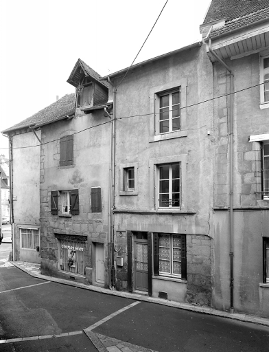 2 route d'Aubusson, 6 rue des Tours-de-l'Horloge ; route d'Aubusson, 4 rue des Tours-de-l'Horloge. Maisons (AM 60, 61). (Groupe D1). Maisons de type urbain, à deux étages carrés, bâties sur des parcelles médiévales étroites ; leur élévation qui a conservé son bandeau est percée de deux travées ; la petite baie de l'étage devait éclairer la cage de l'escalier droit en charpente.