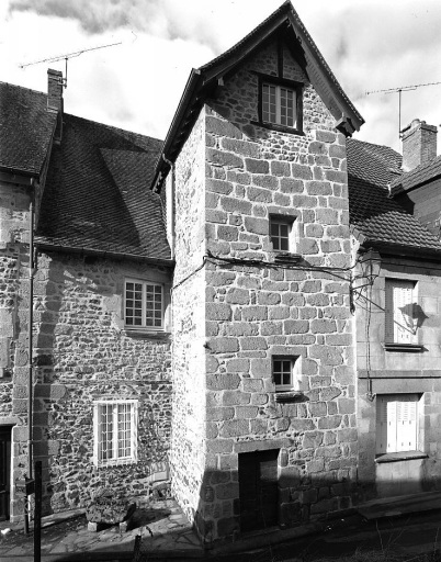 12 rue du Pont-Roby. Maison (AL 374). (Groupe D2). Rare exemple de maison de type urbain, située dans un faubourg ; profondément remaniée, elle possédait vraisemblablement initialement un deuxième étage carré. Vue d'ensemble de l'élévation sur rue avec la tour d'escalier en demi hors-oeuvre.