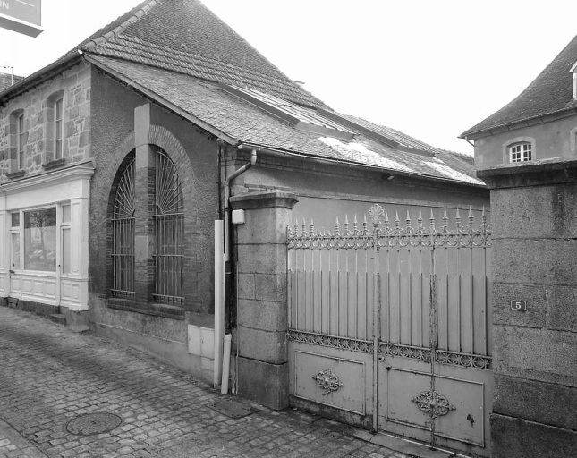Vue, depuis la rue Feydeau, du portail donnant accès à la cour et de l'atelier des cartonniers, recouvert d'un toit en appentis et occupant le côté est de la cour.
