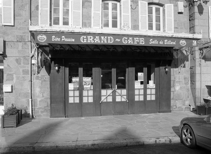 2, 4, 6 Place Courtaud. Vue d'ensemble d'un ancien hôtel de voyageurs (son rez-de-chaussée est maintenant occupé par des boutiques et ses anciennes écuries abritent un café appelé 'le Grand Café').